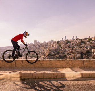Tomáš Slavík na kole přes 7 kopců Ammánu