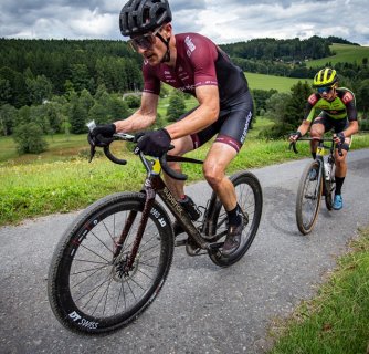 Dramatický závěr Gravel Tour Hlinsko přinesl vítězství Adela