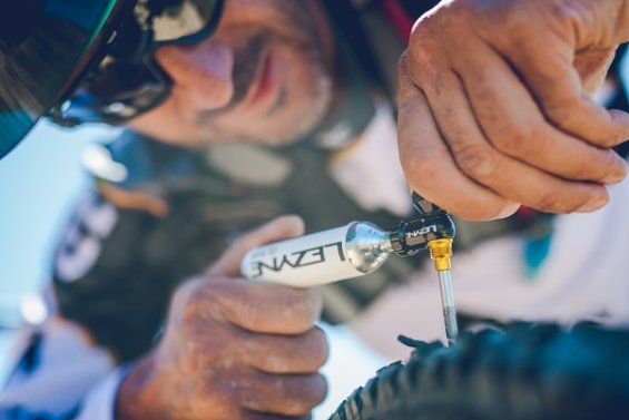 Lezyne Tubeless CO2 Blaster - kompaktní nástroj k odstranění defektů