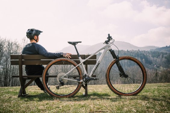 Rock Machine uvádí na trh novou řadu lehkých karbonových trailbiků Blizz Cr