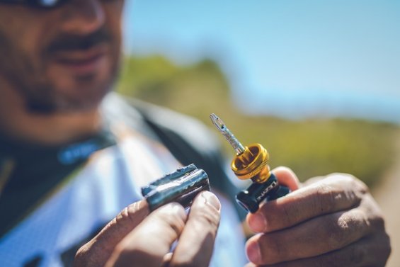 Lezyne Tubeless CO2 Blaster - kompaktní nástroj k odstranění defektů