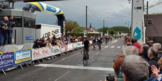 S vítězstvími se protrhl pytel. Čtvrtá etapa Loir et Cher a druhý zářez Marcela Bogusławského. Zároveň deváté sezónní pro ATT Investments