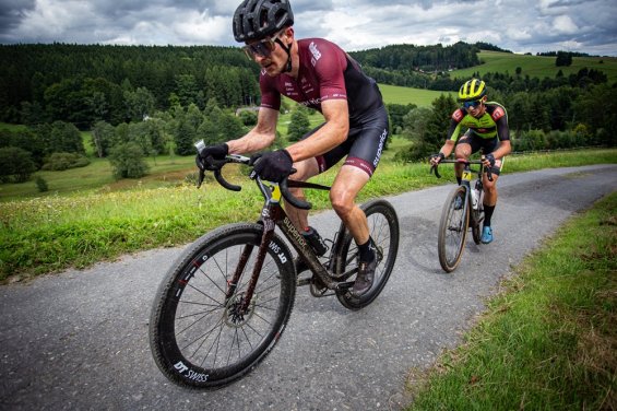 Dramatický závěr Gravel Tour Hlinsko přinesl vítězství Adela