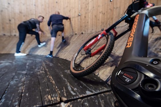 Richard "Gaspi" Gasperotti jako první e-biker na světě projel Stěnu smrti