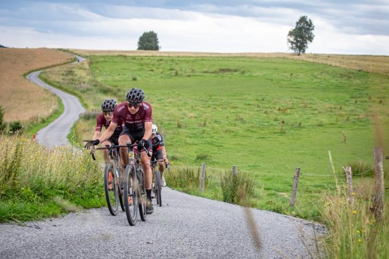 Dramatický závěr Gravel Tour Hlinsko přinesl vítězství Adela