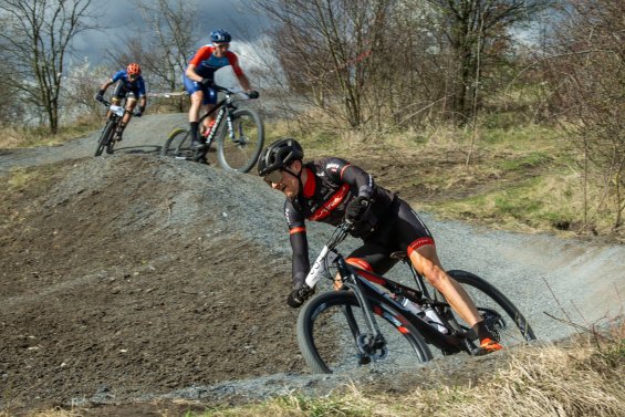 Vítězný double v úvodním MTB závodu sezóny