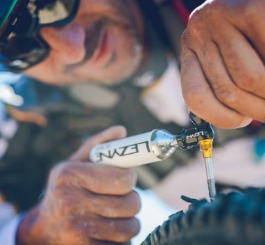 Lezyne Tubeless CO2 Blaster - kompakt eszköz a hibák eltávolításához