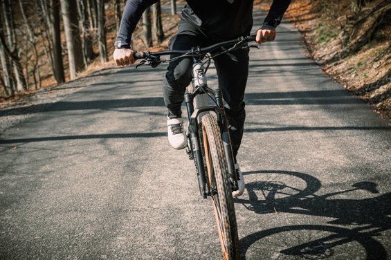 Rock Machine uvádí na trh novou řadu lehkých karbonových trailbiků Blizz Cr