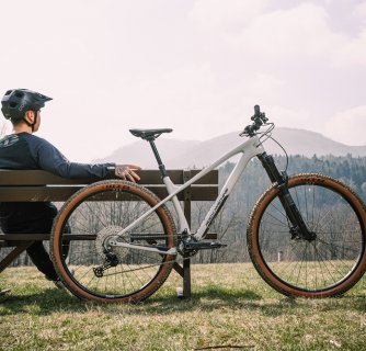 Rock Machine uvádí na trh novou řadu lehkých karbonových trailbiků Blizz Cr