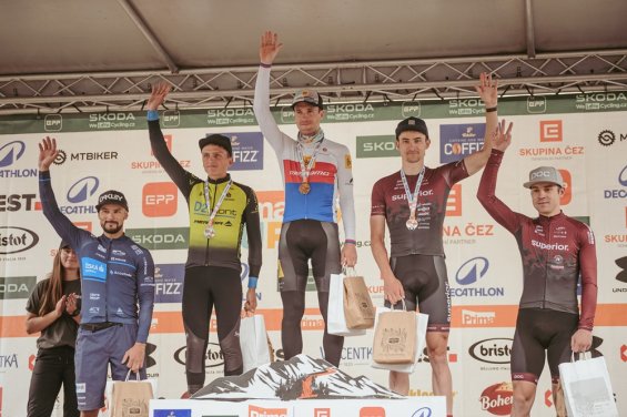 Adel s Neradilem potvrdili formu v deštivém závodě na Zadově