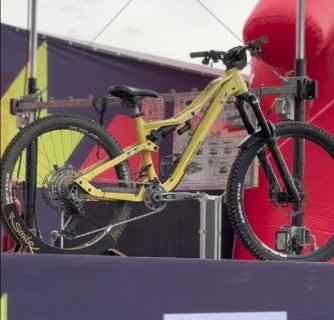 Adam Maxa zvítězil ve Světovém poháru UCI Enduro v Comblouxu