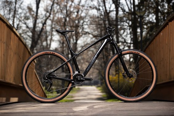 Rock Machine uvádí na trh novou řadu lehkých karbonových trailbiků Blizz Cr