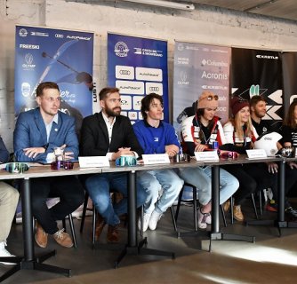 Akrobatičtí lyžaři na startu sezóny - Kästle a POC u toho