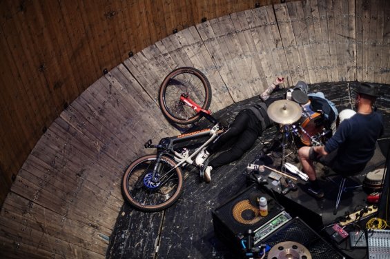Richard "Gaspi" Gasperotti jako první e-biker na světě projel Stěnu smrti