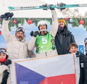 Mistr světa v jízdě v boulích je na lyžích Kästle